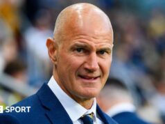 O técnico do Leeds Rhys, Brad Arthur, assina extensão de contrato de dois anos