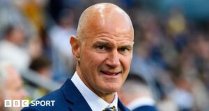 O técnico do Leeds Rhys, Brad Arthur, assina extensão de contrato de dois anos