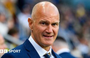 O técnico do Leeds Rhys, Brad Arthur, assina extensão de contrato de dois anos