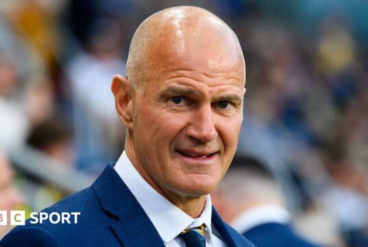 O técnico do Leeds Rhys, Brad Arthur, assina extensão de contrato de dois anos