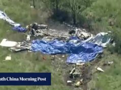 As autoridades dizem que 12 pessoas morreram quando um avião caiu durante um paraquedismo no Missouri.