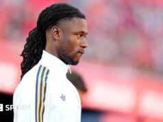 O francês Eduardo Kamavanga está indo para Harvard depois de ser eliminado da Copa do Mundo.