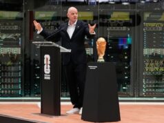 FIFA proíbe garrafas de água e camisas de Pelé da final da Copa do Mundo de 1958, batendo-lhes com um martelo