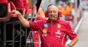 Max Verstappen e Kelly Piquet, chefes da equipe hospitalar da Ferrari, visitam o Príncipe Albert.