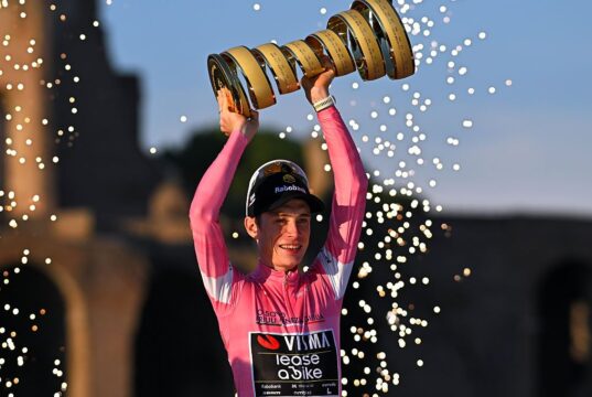 O sucesso de ‘Jonas’ é 10 vezes maior que o sucesso de Bjarne Riis – por que Brian Holm acredita que Vingegaard vencerá o Tour de France de 2026