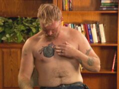 Campanha de Graham Platner perde tatuagem ligada a ativistas nazistas aceitam