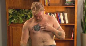 Campanha de Graham Platner perde tatuagem ligada a ativistas nazistas aceitam