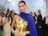 Hailey Bieber exibe abdômen tonificado em biquíni para fotos promocionais de estrada