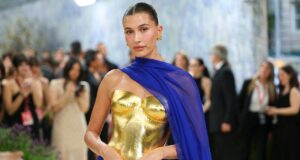 Hailey Bieber exibe abdômen tonificado em biquíni para fotos promocionais de estrada