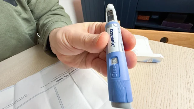 hand-holding-glp-1-semaglutide-ozempic-pen-close-up.webp.webp