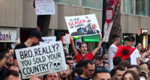 Protestos eclodem na Albânia contra resorts ligados a Trump-Kushner | Protestos