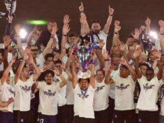 Jogadores do PSG desfilam com o troféu da Liga dos Campeões após noite de agitação em Paris