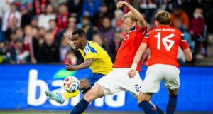 Alexander Isak marca gols fantásticos sozinho pela Suécia contra a Noruega
