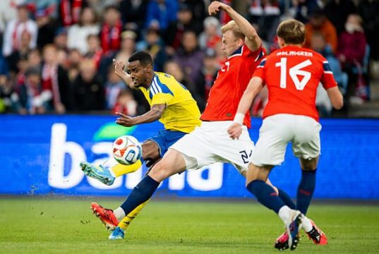 Alexander Isak marca gols fantásticos sozinho pela Suécia contra a Noruega