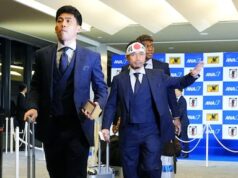 Sol forte durante a cerimônia de abertura na Cidade do México. Japão esperando pelo capitão Endo