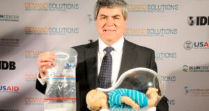 Um mecânico argentino fez um aparelho para facilitar o parto, que começou a ser usado na Europa