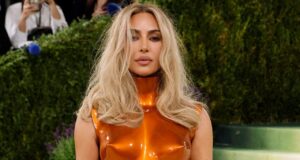 Kim Kardashian posta fotos de biquínis, primeira foto de casal com Lewis Hamilton