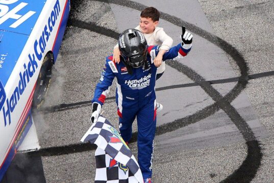 O filho de Kyle Busch retorna às corridas após o serviço memorial do pai