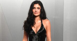 Kylie Jenner surpreende em biquíni rosa durante viagem de garotas para Turks e Caicos