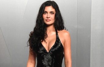 Kylie Jenner surpreende em biquíni rosa durante viagem de garotas para Turks e Caicos