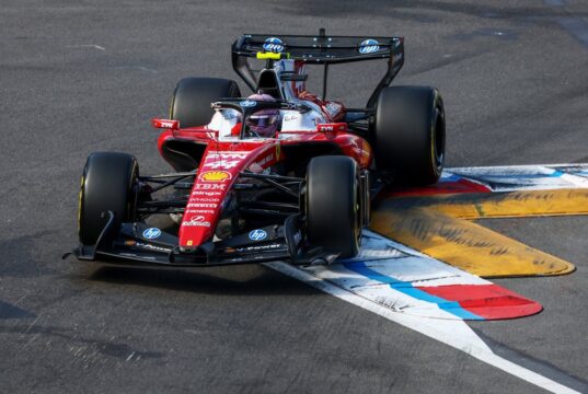 Hamilton lidera Ferrari 1-2 de Verstappen no FP2
