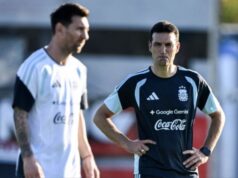 Scaloni nega que Messi tenha reunido o time e mira mídia estrangeira: “Isso me confunde”