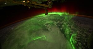 Astronauta captura auroras serpentinas da Dragon Photo da SpaceX em 9 de junho de 2026