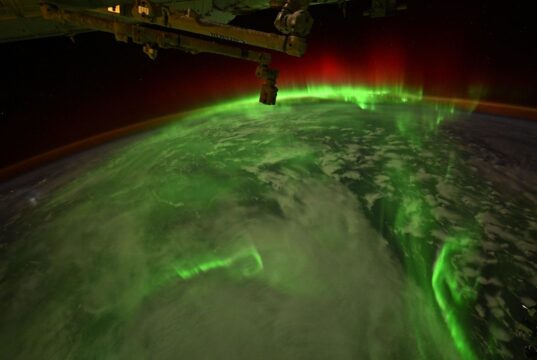 Astronauta captura auroras serpentinas da Dragon Photo da SpaceX em 9 de junho de 2026