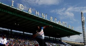 O último teste antes da Copa do Mundo: a seleção holandesa treina contra o Uzbequistão no estádio de atletismo de Nova York.