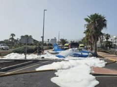 Avião cai em uma estrada movimentada em um ponto turístico espanhol logo após a decolagem, forçando turistas em pânico a fugir