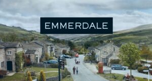 A estrela de Emmerdale compartilha uma foto ‘devastadora’ do set com colegas de elenco enquanto é dispensado da novela