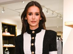 Nina Dobrev comemorou a vitória dos Knicks com um look sem calças e sem camisa no Instagram