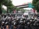 Milhares de manifestantes bloquearam o estádio para a partida de abertura. Neuer retorna aos treinos em grupo
