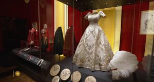 Uma exposição digna de uma rainha: A moda da Rainha Elizabeth II