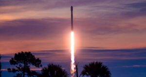 ASSISTA SpaceX estabelece novo recorde de reutilização de foguetes com o 35º lançamento e pouso do impulsionador Falcon 9 (VÍDEO)