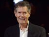 A jornada de acidente vascular cerebral de Randy Travis começou com um resfriado comum, diz a esposa