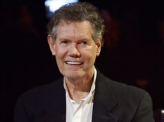 A jornada de acidente vascular cerebral de Randy Travis começou com um resfriado comum, diz a esposa