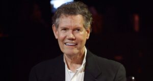 A jornada de acidente vascular cerebral de Randy Travis começou com um resfriado comum, diz a esposa