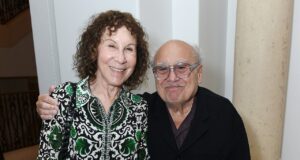 Danny DeVito diz que ele e Rhea Perlman são melhores amigos porque moram separados
