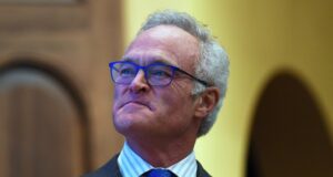 Scott Pelley agradece aos fãs após a demissão de 60 minutos, pois uma possível batalha legal se aproxima
