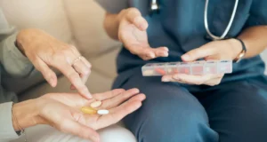 Suplementos que os idosos realmente precisam e aqueles que não precisam