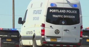 Um motociclista ficou gravemente ferido em um acidente no nordeste de Portland.