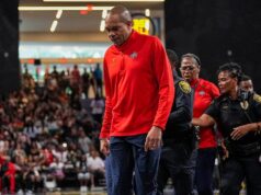 O técnico do Mystics foi escoltado para fora do campo pela polícia após ser expulso por uma ligação tardia.