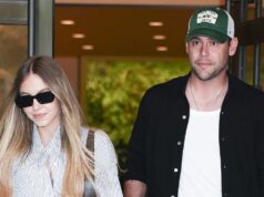 Scooter Braun e Sidney Sweeney andam de bicicleta até a Times Square tarde da noite