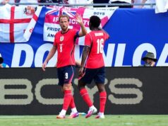 A Inglaterra quase marcou o segundo gol contra a Nova Zelândia. A Alemanha tem bons generais para enfrentar os Estados Unidos.