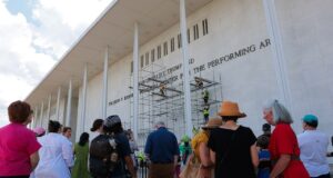 Comitê do Kennedy Center pede ao tribunal de apelações que bloqueie a remoção do nome de Trump
