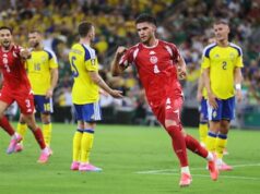 O melhor avançado do Arsenal beneficia dos erros da Tunísia O antigo jogador do Sparta também foi certeiro.