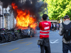 Manifestantes atearam fogo a um carro Tesla e quebraram as janelas do escritório das Nações Unidas durante um protesto anti-G7