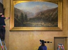 No Mission Inn de Riverside, o antigo proprietário sai com um artefato histórico