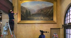 No Mission Inn de Riverside, o antigo proprietário sai com um artefato histórico